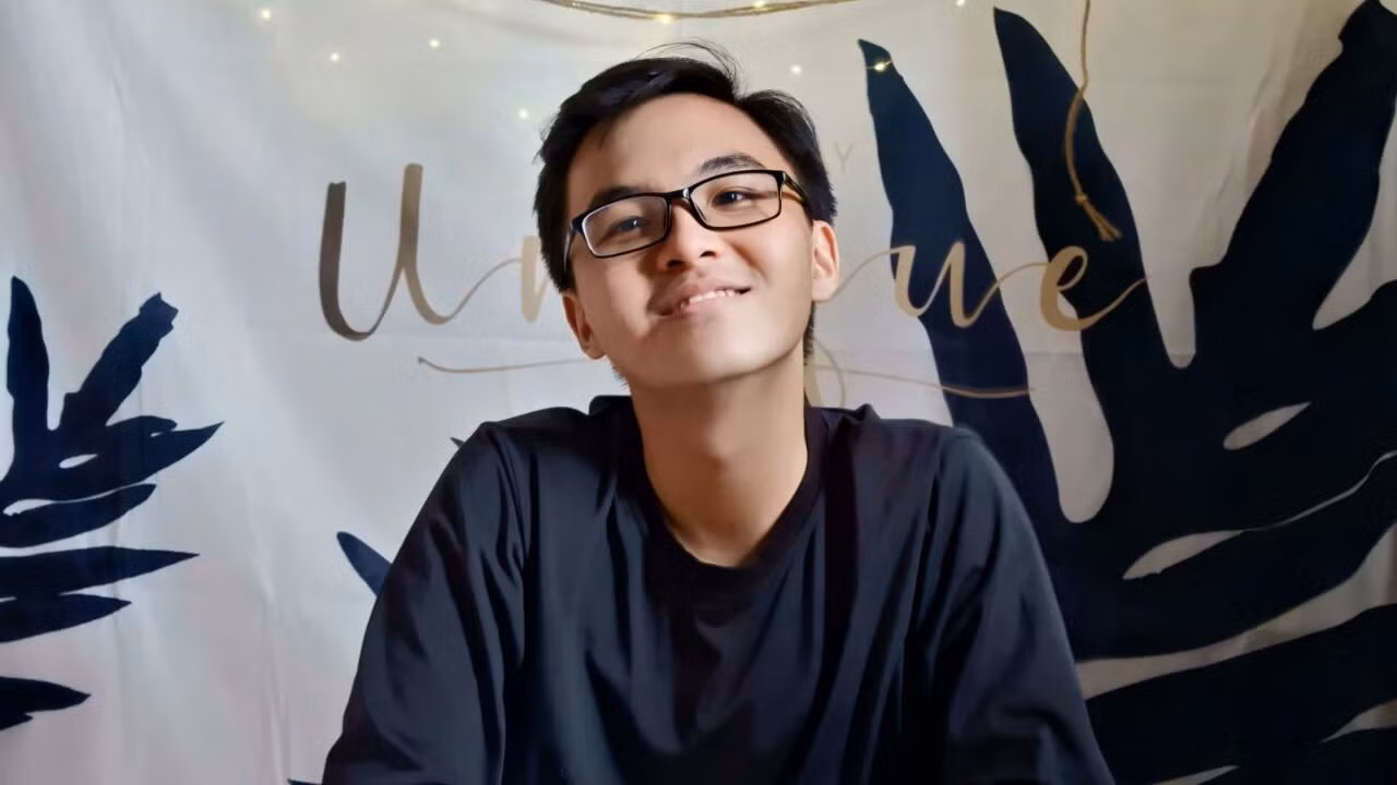 Ngoài thời gian làm video, chàng trai có sở thích chơi Piano và Guitar. Ngoài thời gian làm video, chàng trai có sở thích chơi Piano và Guitar.