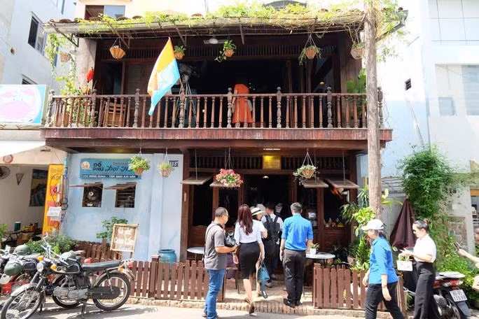 Các bạn trẻ tham quan quán cà phê Biệt động Sài Gòn (Ảnh: Lam Giang)