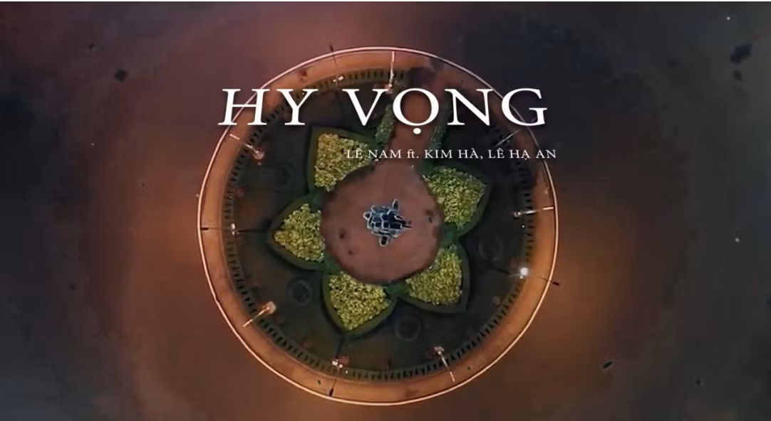 Ảnh bìa của MV được đăng tải trên Youtube. Ảnh bìa của MV được đăng tải trên Youtube.