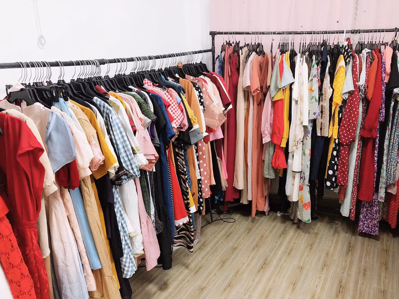 Đa số các mặt hàng thời trang đều dành cho phụ nữ từ 18 - 35 tuổi.
