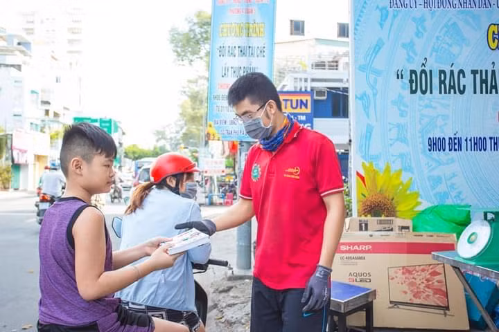 Những chương trình "Đổi rác lấy quà" do thương hiệu “Ve chai chú Hỏa” của Tiến thực hiện.