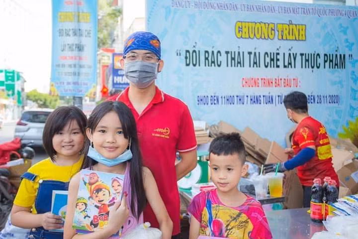 Những món quà mà Tiến tặng lại cho các bạn nhỏ.