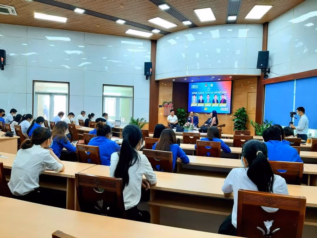 Những sinh viên 5 tốt tham gia ở điểm cầu trực tiếp. Những sinh viên 5 tốt tham gia ở điểm cầu trực tiếp.