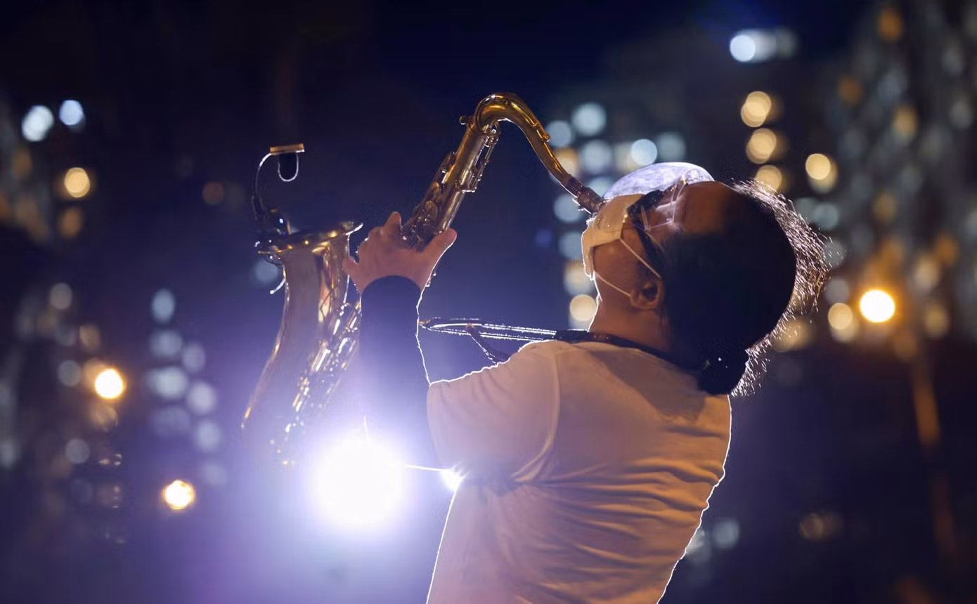 Nghệ sĩ saxophone Trần Mạnh Tuấn thể hiện lại ca khúc Quê hương trong đêm nhạc trực tuyến. Nghệ sĩ saxophone Trần Mạnh Tuấn thể hiện lại ca khúc Quê hương trong đêm nhạc trực tuyến.