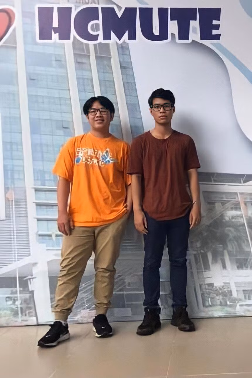 Xuân Tú (bên phải) cũng đã tận dụng triệt để khoảng thời gian này để nâng cao ngoại ngữ. Xuân Tú (bên phải) cũng đã tận dụng triệt để khoảng thời gian này để nâng cao ngoại ngữ.