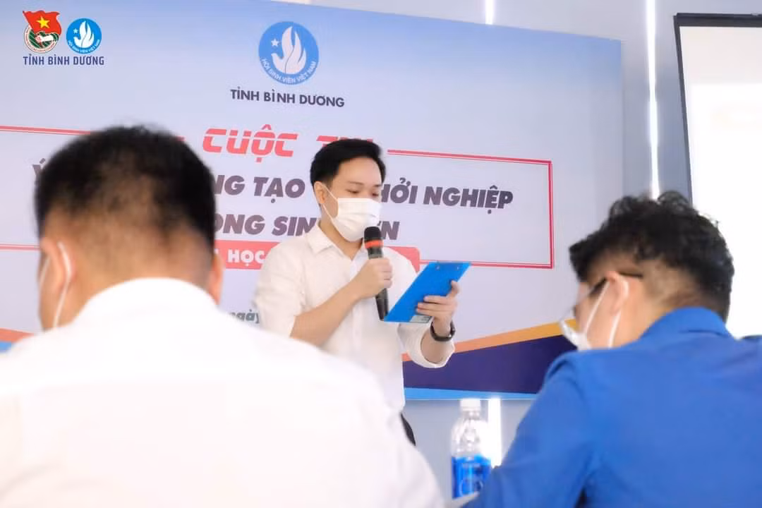 Các đội thi bảo vệ dự án trước Ban Giám khảo. (Ảnh: HSV tỉnh Bình Dương)