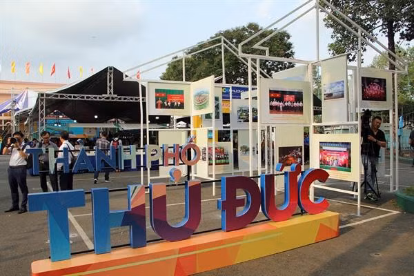 Tuần lễ sách TP. HCM năm 2021 thu hút đông các bạn trẻ đến tham quan, mua sắm.