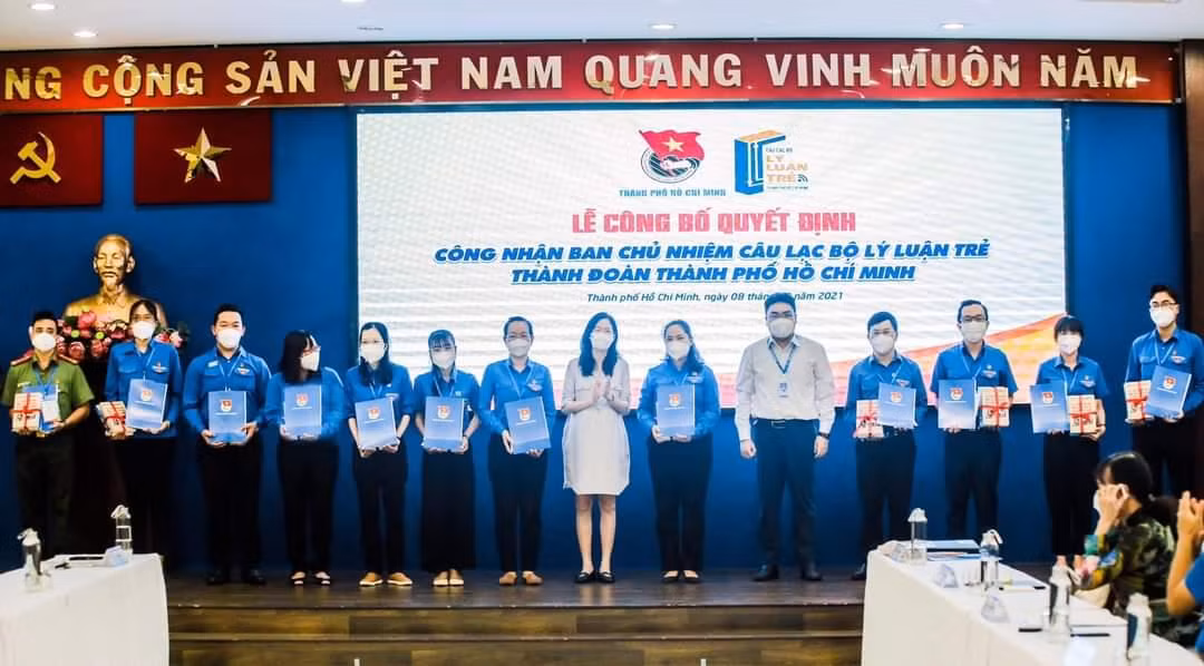 15 thành viên Ban Chủ nhiệm CLB Lý luận trẻ Thành Đoàn TP.HCM ra mắt nhận nhiệm vụ.
