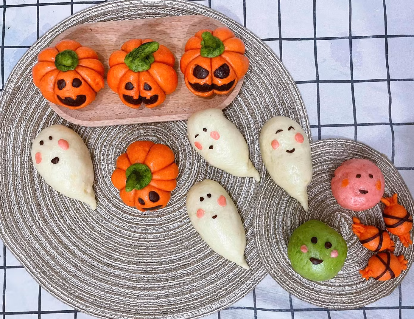Những chiếc bánh bao bí ngô độc đáo do Vân sáng tạo nhận được nhiều lời khen từ cộng đồng mạng. Những chiếc bánh bao bí ngô độc đáo do Vân sáng tạo nhận được nhiều lời khen từ cộng đồng mạng.