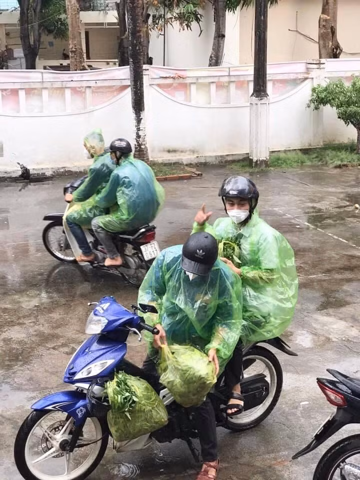 Tuấn Anh cùng các anh chị đoàn viên đã không ngại nắng mưa, hỗ trợ vận chuyển hàng hóa đến tay người dân. Tuấn Anh cùng các anh chị đoàn viên đã không ngại nắng mưa, hỗ trợ vận chuyển hàng hóa đến tay người dân.