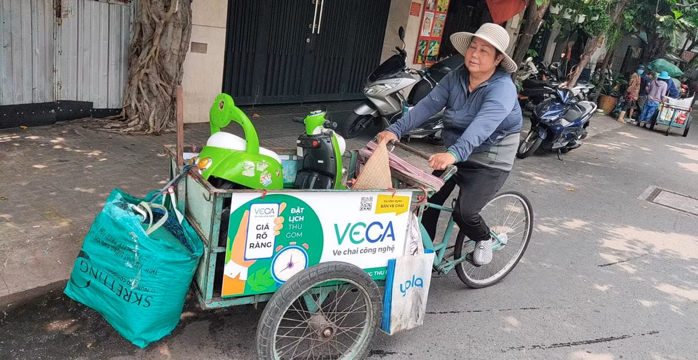 Nhờ có app mà công việc của những người làm nghề thu gom ve chai cũng đỡ vất vả mà thu nhập lại tăng. Nhờ có app mà công việc của những người làm nghề thu gom ve chai cũng đỡ vất vả mà thu nhập lại tăng.