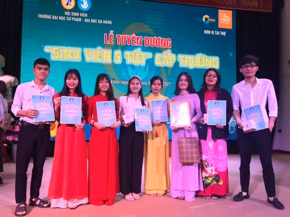Trần Văn Tài (ngoài cùng bên phải) đạt danh hiệu "Sinh viên 5 tốt" cấp trường, thời sinh viên.