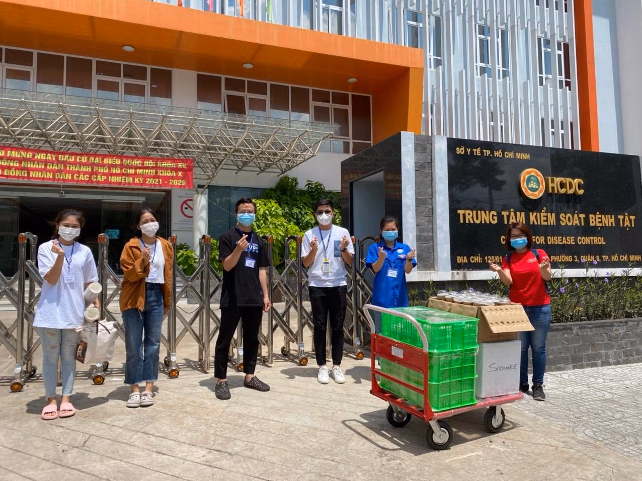 Ban Tổ chức "Suất ăn tử tế" mang những suất ăn mỗi ngày đến gửi tặng các tình nguyện viên.