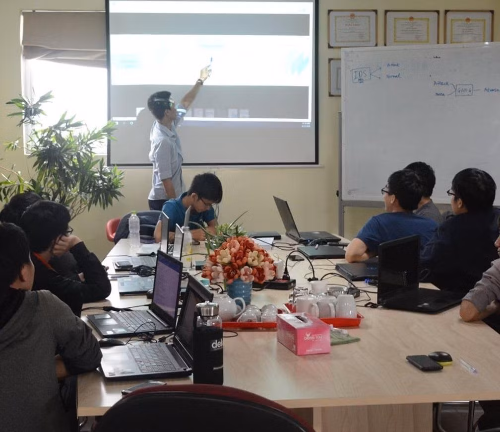 Trên giảng đường, Tiến dành nhiều thời gian cho hoạt động nghiên cứu khoa học.