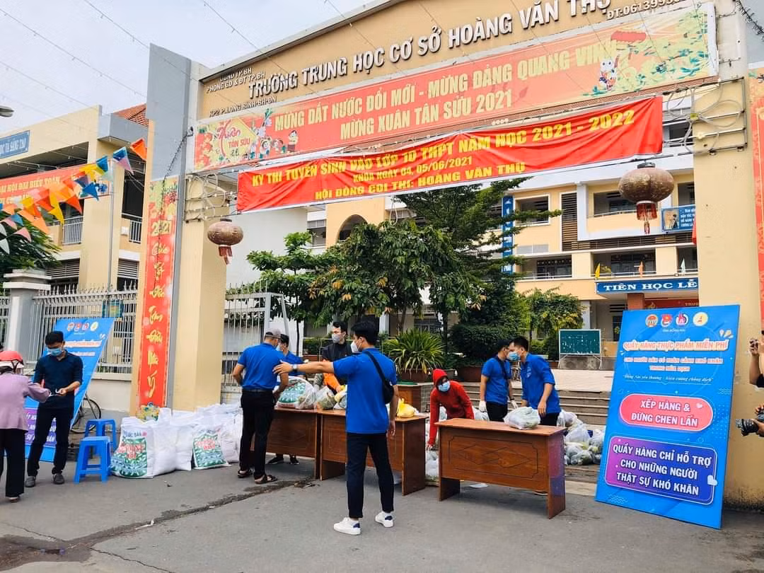 Sinh viên tình nguyện hỗ trợ trong nhiều công việc chống dịch.