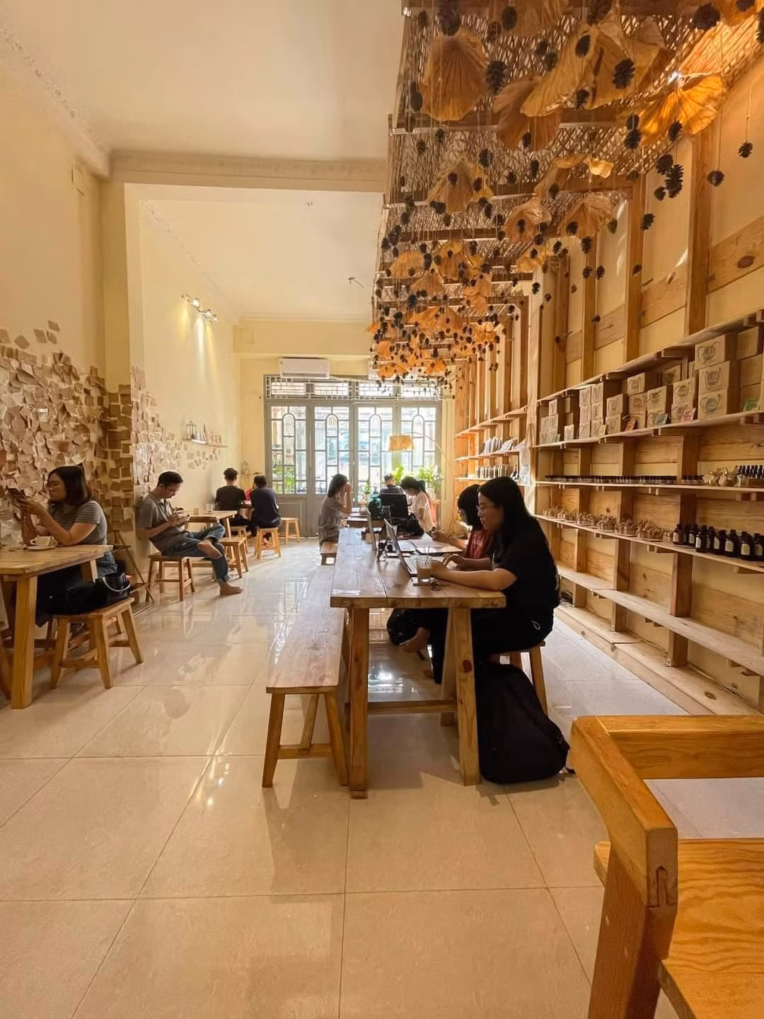Quán luôn thu hút rất đông các bạn trẻ tìm đến mỗi ngày. (Ảnh: NVCC)
