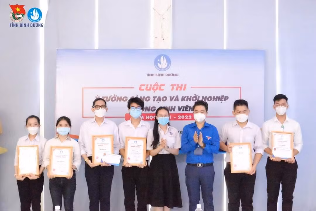 Ban Tổ chức trao giấy chứng nhận cho ý tưởng đoạt giải. (Ảnh: HSV tỉnh Bình Dương)