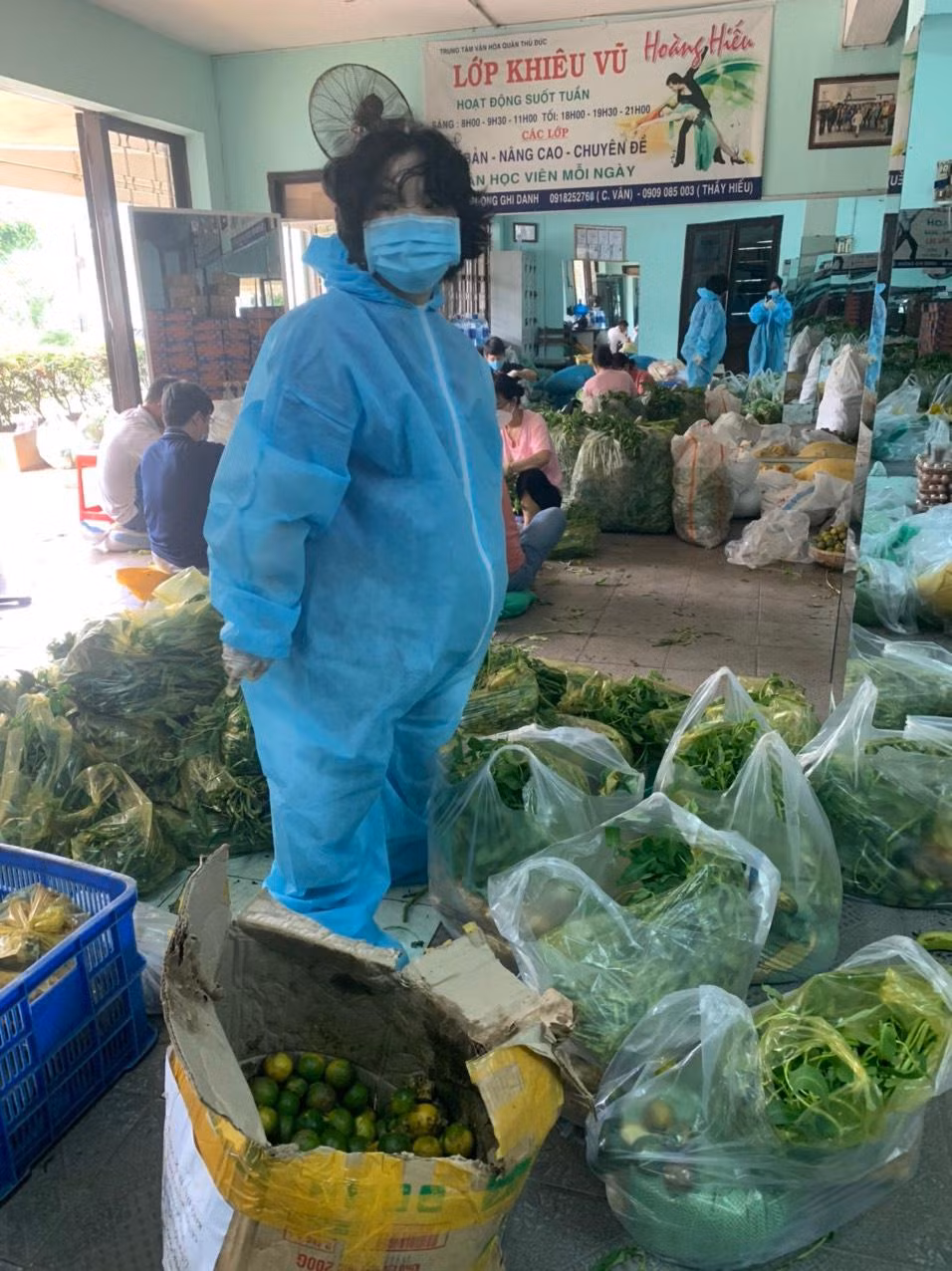Lê Phạm Thảo Nhi đang phân chia rau, củ, quả.