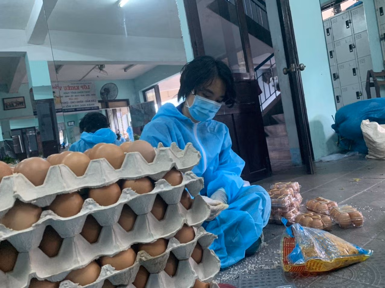 Lê Phạm Thảo Mi đang thực hiện công việc phân chia trứng.