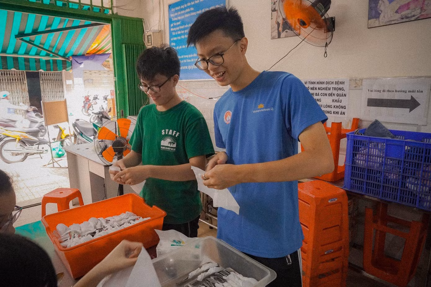Duy Tân phụ việc tại quán cơm từ thiện "Nụ Cười", TP. HCM.