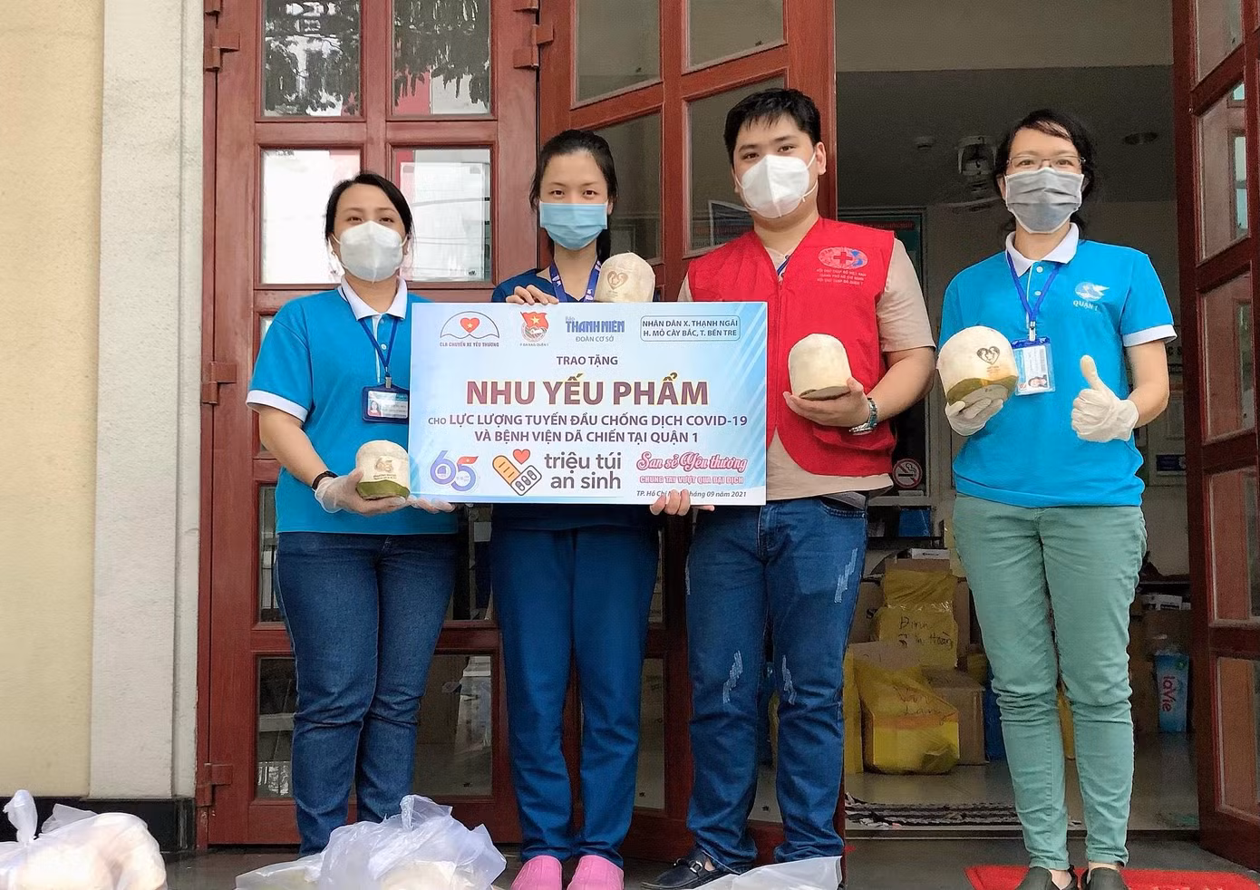 Những trái dừa và những đòn bánh tét của người dân Bến Tre được gửi tới tận tay các lực lượng tuyến đầu chống dịch tại TP. HCM. Những trái dừa và những đòn bánh tét của người dân Bến Tre được gửi tới tận tay các lực lượng tuyến đầu chống dịch tại TP. HCM.