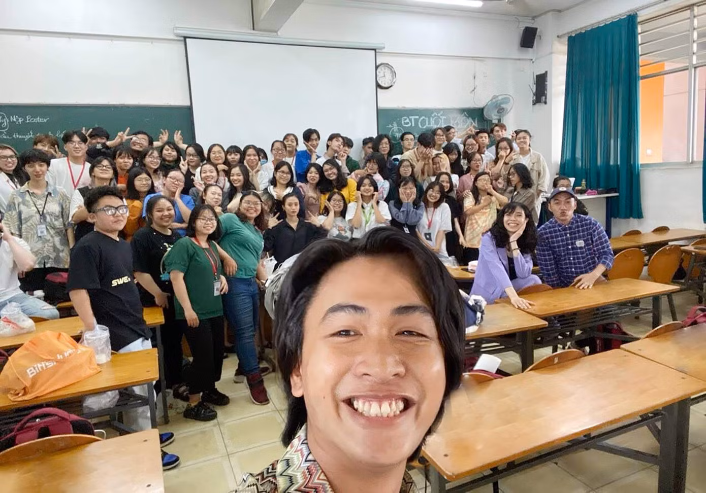 Lộc được các bạn sinh viên gọi vui là giảng viên thanh lịch, duyên dáng.