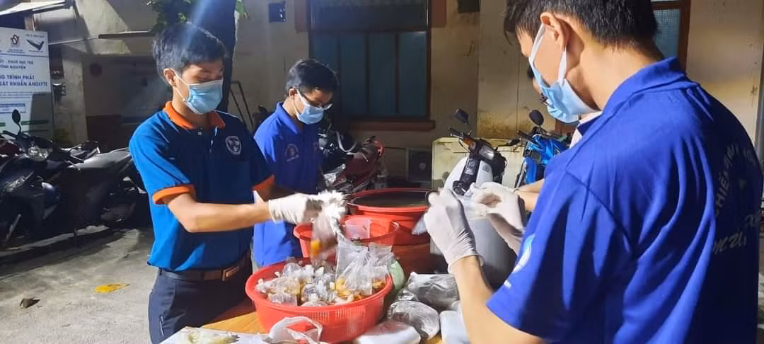 Để có được những "suất cơm nghĩa tình" các tình nguyện viên phải thức dậy từ sớm để chuẩn bị. (Ảnh: TTCTXH)