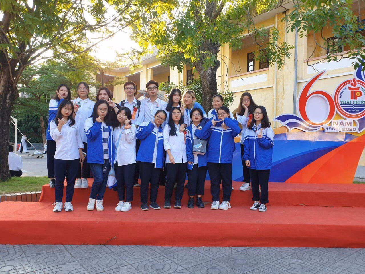 Đắc Hoàng (hàng trên, áo trắng) cùng CLB Sách và Hành động THPT Thái Phiên, Hải Phòng.