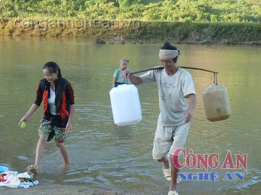 Người dân phải ra suối lấy nước bẩn về dùng cho sinh hoạt