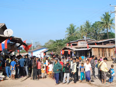 Bà con các dân tộc Lào dự Lễ