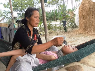Bà Hoa chăm sóc con bị bệnh não