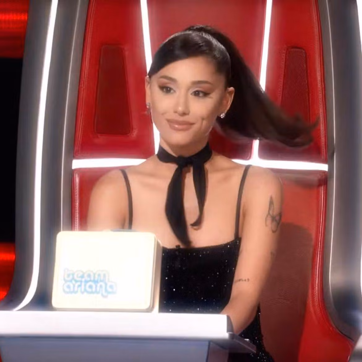 Chiếc hộp “bảo bối” của Ariana Grande gồm các sản phẩm hỗ trợ sức khỏe như trà, thực phẩm bổ sung, mật ong.