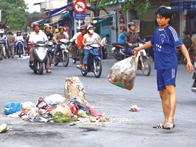 Xả rác thải ra đường phố sẽ bị phạt một triệu đồng. Ảnh: Hồng Vĩnh
