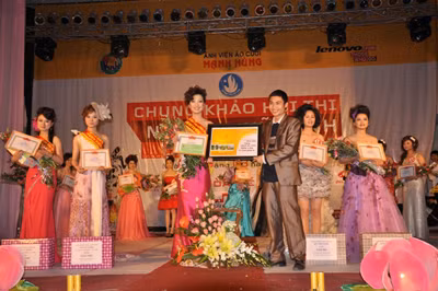 Trao giải thưởng cuộc thi Miss Đại Học Vinh