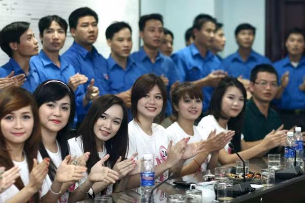 Cùng các công nhân viên, cán bộ công ty CP than Hà Lầm – TKV giao lưu văn nghệ. Cùng các công nhân viên, cán bộ công ty CP than Hà Lầm – TKV giao lưu văn nghệ