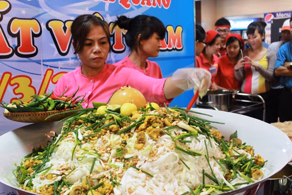 Phủ thêm hành, đậu phụng, ớt để tăng hương vị cho tô mì Quảng