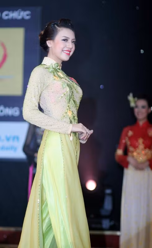 Thướt tha với tà áo dài truyền thống