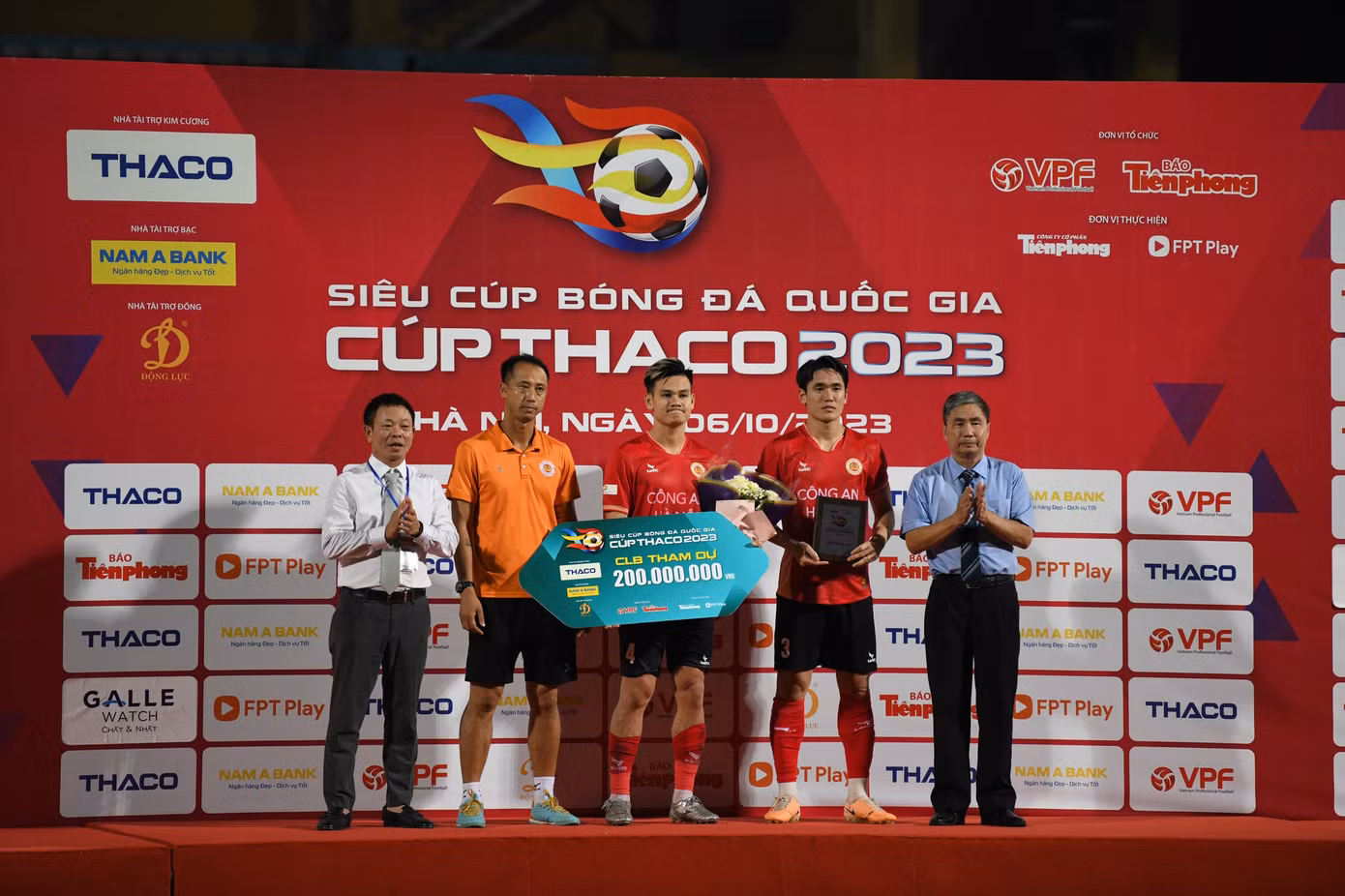 Nhà báo Phùng Công Sưởng - Phó Tổng biên tập báo Tiền Phong, Phó trưởng Ban thường trực Ban tổ chức trao kỷ niệm chương, bảng danh vị cùng tiền thưởng 200 triệu đồng tặng CLB Công an Hà Nội.