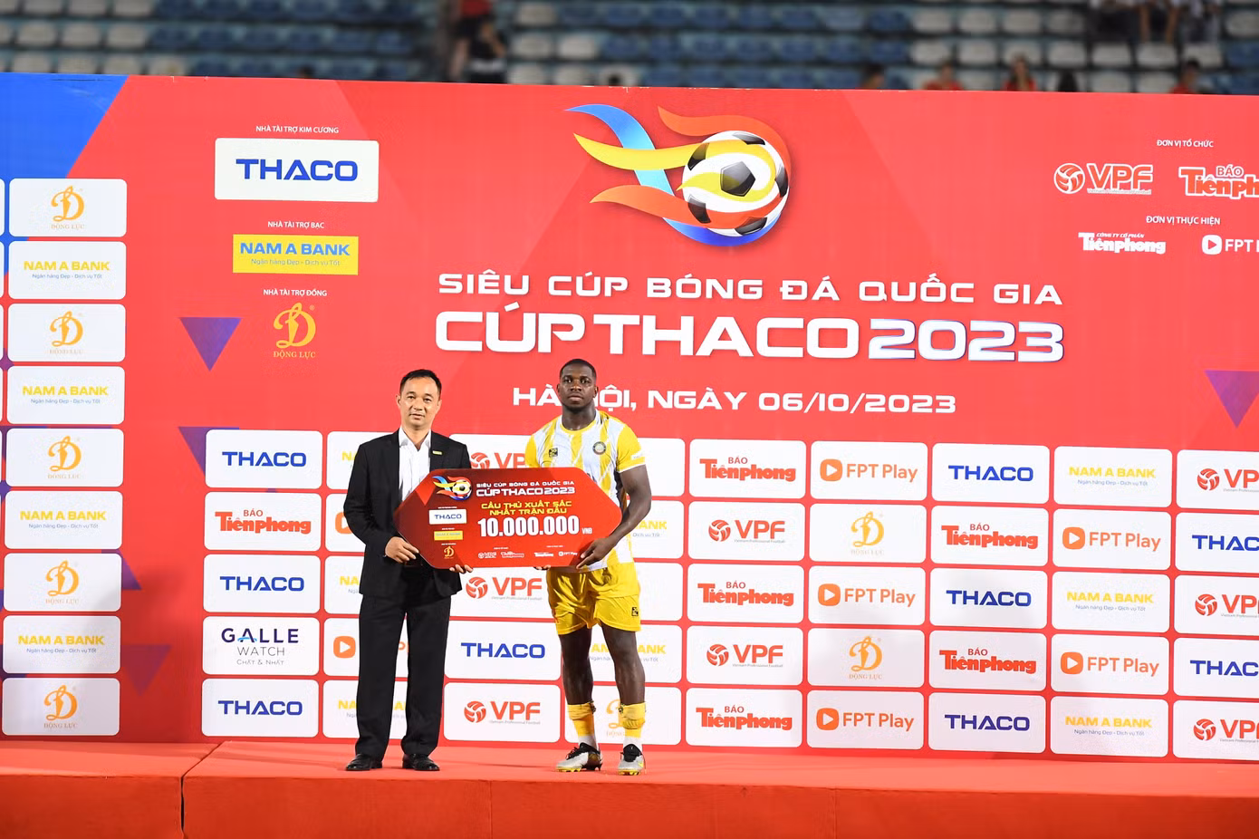 Trao thưởng cầu thủ xuất sắc nhất trận Rimario.