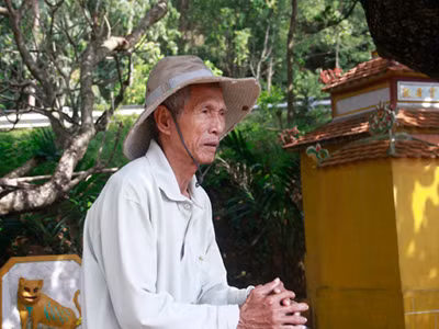 Ông Mãi ngồi trầm ngâm nhớ lại những tháng ngày đánh đổi sinh mạng với nghề tiều phu. Ảnh: Nguyễn Đông