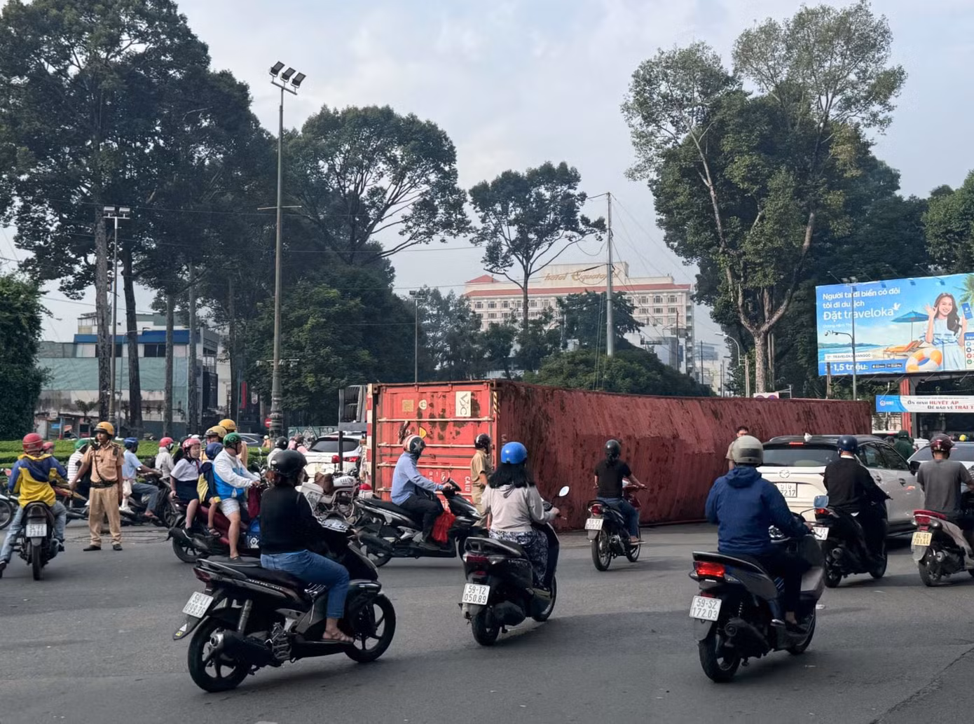 Thùng containet nằm giữa ngã 6 Cộng Hòa cản trở giao thông qua lại khu vực. Ảnh: CTV