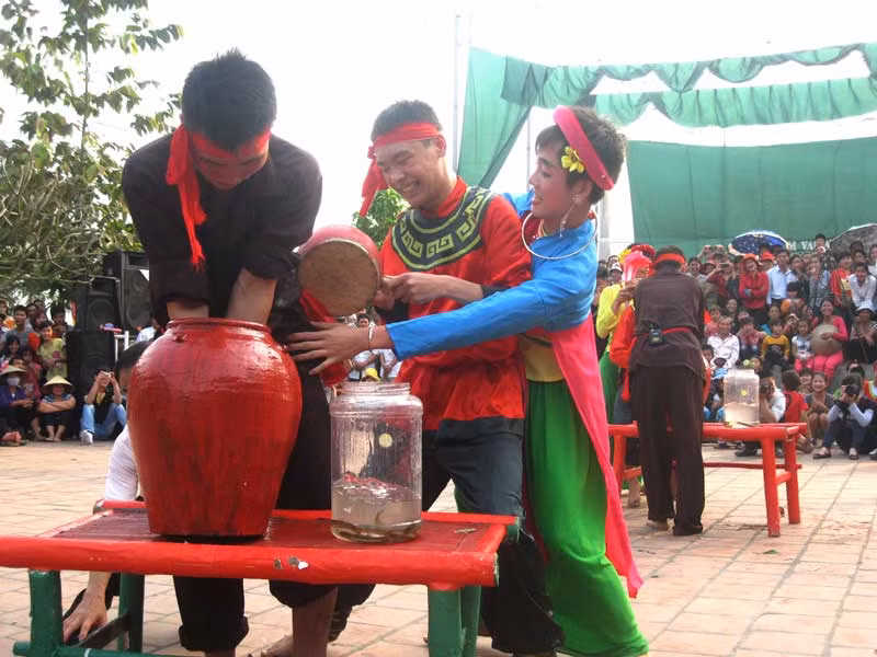 Trò chơi bắt trạch trong chum đầy hào hứng và quyết liệt của hai chàng rể