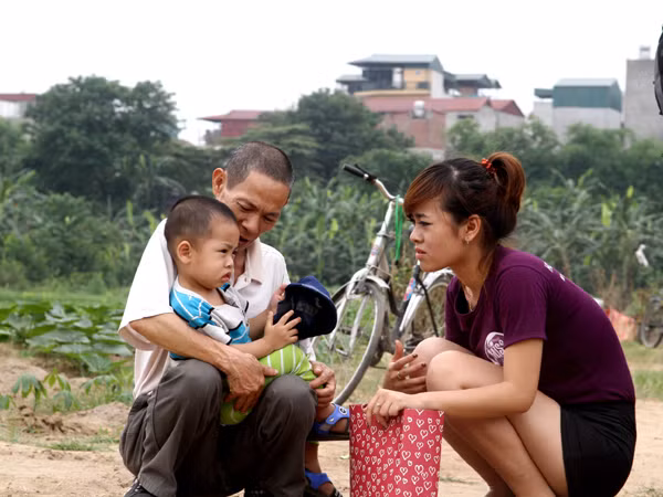Tặng quà và chơi với các em nhỏ