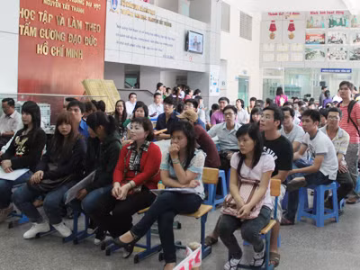 Thí sinh trúng tuyển ngồi chờ làm thủ tục nhập học tại trường ĐH Nguyễn Tất Thành. Đó là sự mong ước của rất nhiều trường đang thiếu chỉ tiêu.