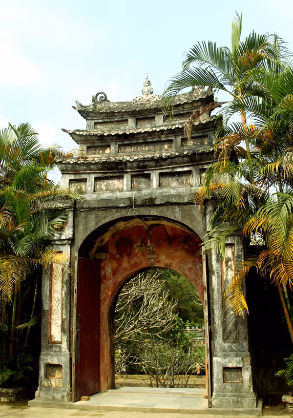 Hoằng Trạch môn. Qua cửa này với mười bảy bậc đá Thanh xuống thì đến ba cái cầu xây song song nối Phụng Thần sơn với Tam Tài sơn