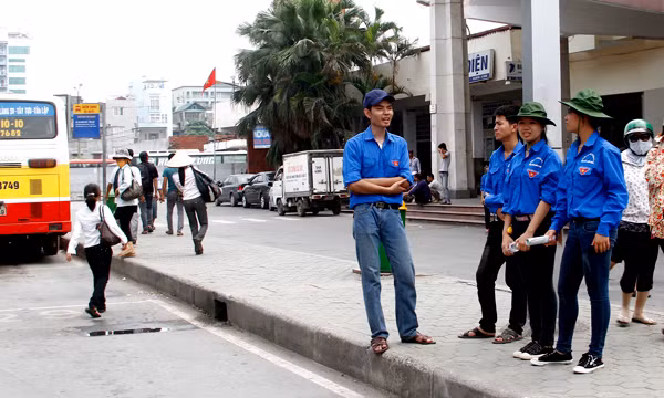 Lưc lượng tình nguyện viên dược bố trí tại nhiều điểm để sẵn sàng giúp đỡ thí sinh và người nhà