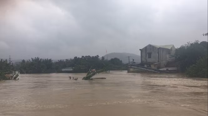 Đà Nẵng: Nước dâng lút mái hàng loạt nhà dân ảnh 17