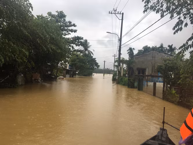 Đà Nẵng: Nước dâng lút mái hàng loạt nhà dân ảnh 11