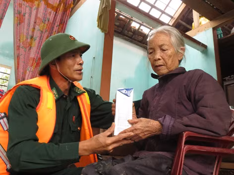 Phó Chính ủy Biên phòng Quảng Bình Dương Ngọc Bội trao tận tay hộp sữa cho mẹ liệt sỹ