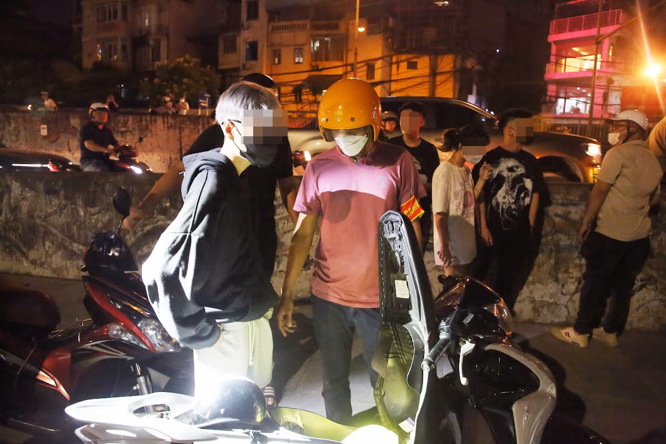 Nhiều thanh thiếu niên đầu trần đi xe tốc độ cao.